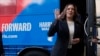 Wakil Presiden AS Kamala Harris sebagai Capres yang diusung Partai Demokrat, melambaikan tangan saat keluar dari bus kampanyenya di Savannah, Georgia, Rabu, 28 Agustus 2024. (Foto: Jacquelyn Martin/AP Photo)