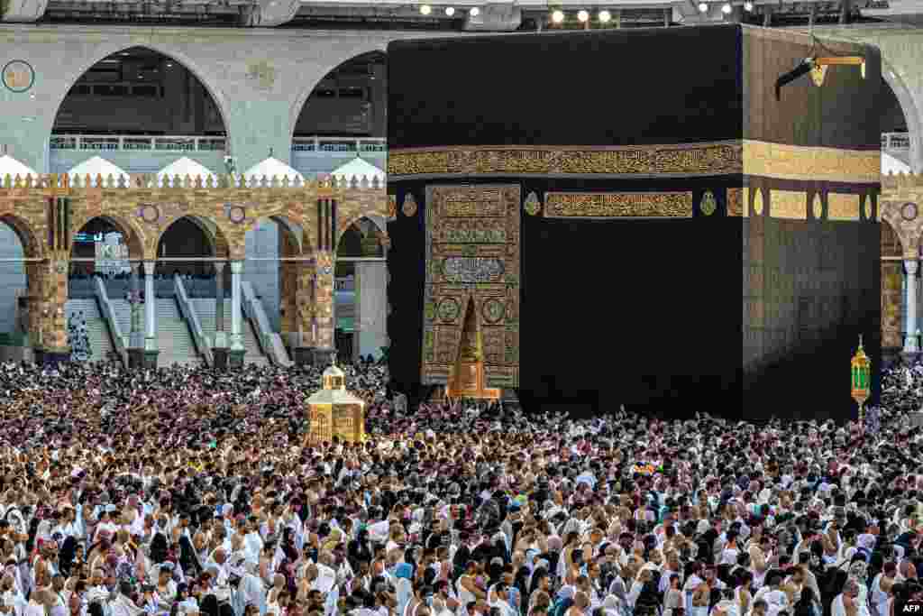 Umat Muslim berkumpul di depan Ka&#39;bah saat melakukan salat Maghrib untuk menandai akhir hari pertama bulan suci Ramadan, di Masjidil Haram di kota suci Mekkah Kamis, 23 Maret 2023. (AFP)&nbsp;