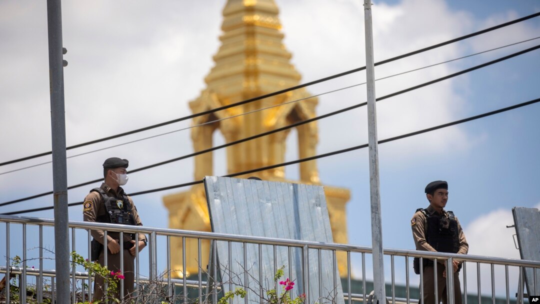 Polisi Thailand berjaga di luar parlemen selama penghitungan suara, di Bangkok, Thailand, Kamis, 13 Juli 2023. (AP/Wason Wanichakorn)