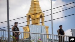 Polisi Thailand berjaga di luar parlemen selama penghitungan suara, di Bangkok, Thailand, Kamis, 13 Juli 2023. (AP/Wason Wanichakorn)