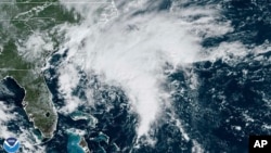 Citra satelit yang disediakan oleh National Oceanic and Atmospheric Administration menunjukkan potensi siklon tropis terbentuk di lepas pantai tenggara Amerika Serikat di Samudera Atlantik, Kamis, 21 September 2023. (NOAA via AP)