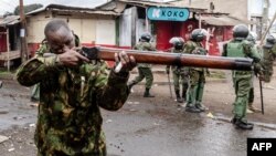 Balles en caoutchouc et gaz lacrymogènes ont été employés par la police kenyane face aux manifestants.