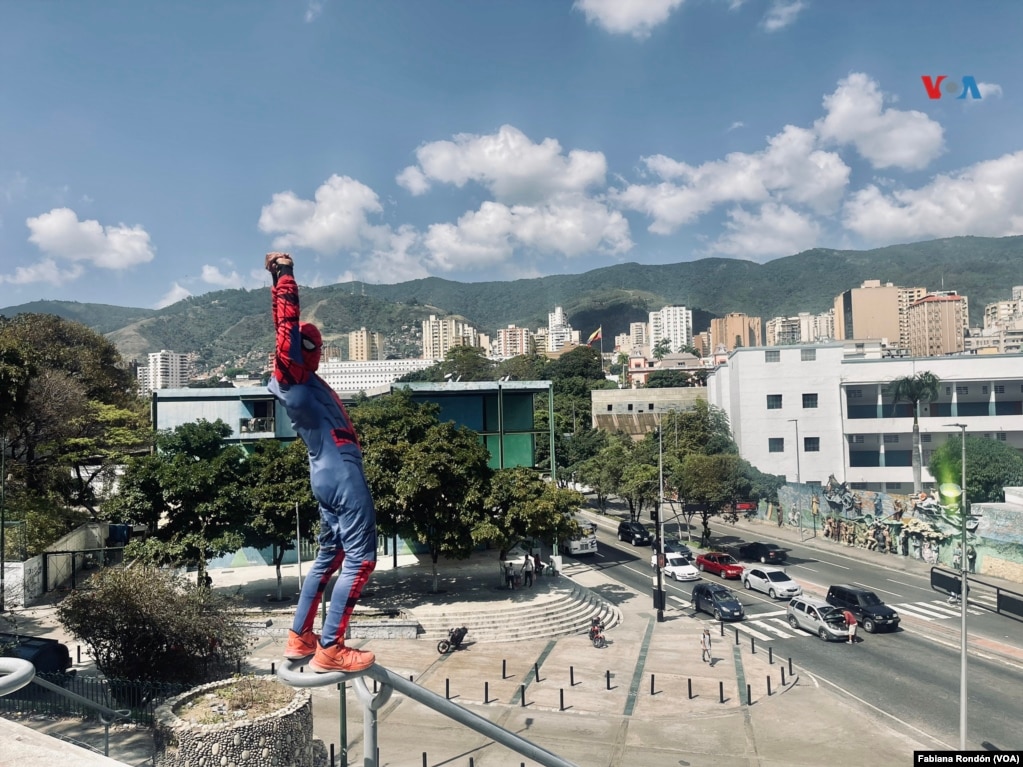 Carlos Rengifo de 30 años lució como Spiderman en las escaleras del calvario al oeste de la ciudad capital. 