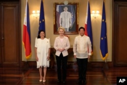 Урсула фон дер Ляйен вместе с лидером Филиппин Фердинандом Маркосом-младшим и его супругой Мари-Луизой Аранета Маркос.