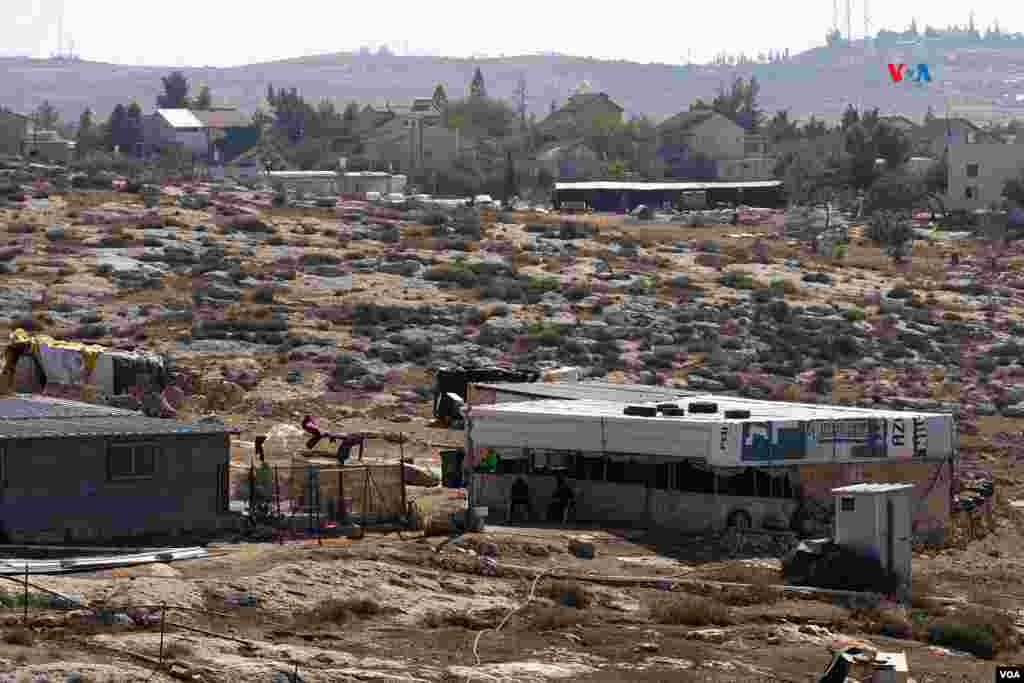 En primer plano las viviendas de los palestinos de Susya, al fondo el barrio del mismo nombre, pero habitado por colonos israelíes,&nbsp;el 6 de noviembre de 2023.