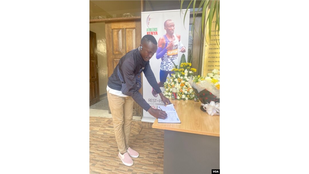 Brian Chebii, a resident of Elgeyo-Marakwet County, Kenya, signs a condolence book on Feb. 21, 2024, in Nairobi for marathon world record-holder Kelvin Kiptum, who was killed in a car crash. (Mariama Diallo/VOA)