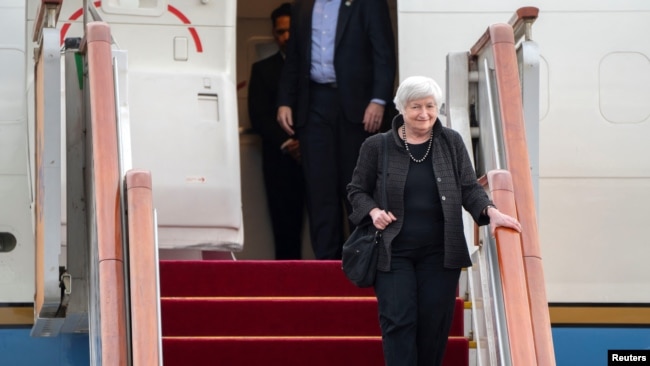 La secretaria del Tesoro de Estados Unidos, Janet Yellen, llega al Aeropuerto Internacional de Beijing, China, el jueves 6 de julio de 2023. Mark Schiefelbein/Pool vía REUTERS