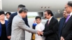 Bộ trưởng Nội vụ Pakistan Rana Sanaullah (thứ 2, bên phải) tiếp đón Phó Thủ tướng Trung Quốc Hà Lập Phong khi ông đến Islamabad vào ngày 30/7/2023 để đánh dấu kỷ niệm 10 năm kế hoạch kinh tế vốn là nền tảng của Sáng kiến Vành đai và Con đường của Bắc Kinh.