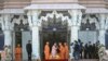 Perdana Menteri India Narendra Modi (tengah) meresmikan BAPS Hindu Mandir, kuil Hindu terbesar di Timur Tengah, pada 14 Februari 2024 di Abu Dhabi, UEA.