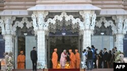 Perdana Menteri India Narendra Modi (tengah) meresmikan BAPS Hindu Mandir, kuil Hindu terbesar di Timur Tengah, pada 14 Februari 2024 di Abu Dhabi, UEA.