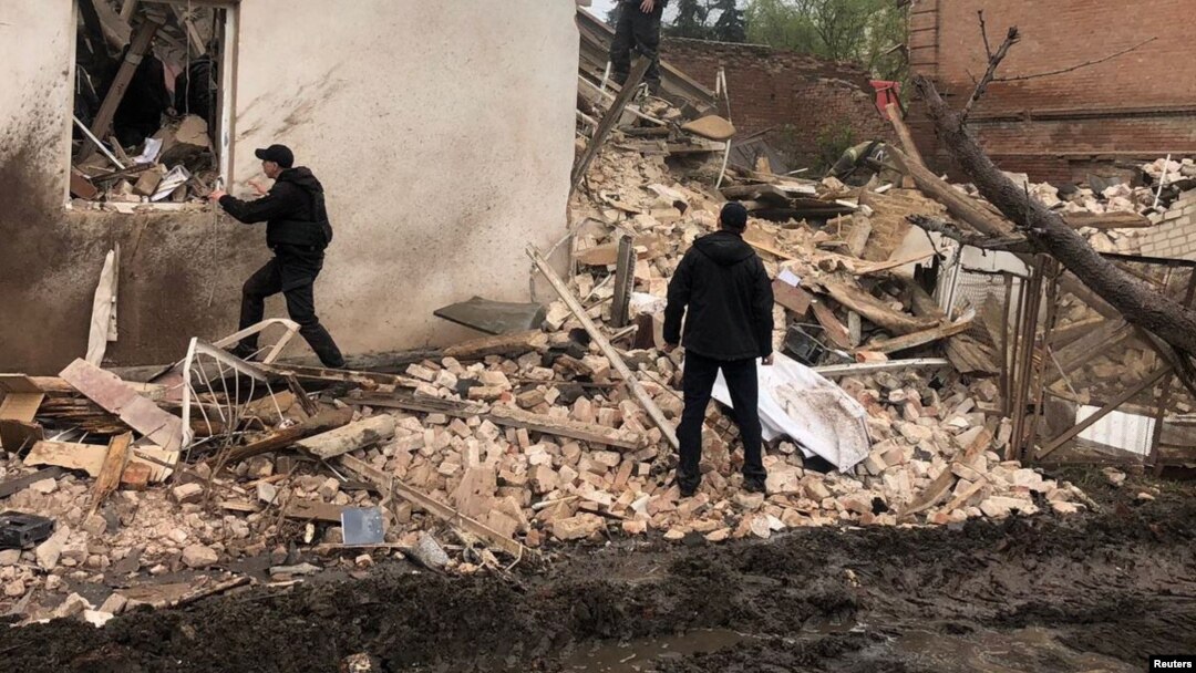 Policajci u blizini ruševina lokalnog muzeja teško oštećenog ruskim raketnim udarom u gradu Kupjansk, oblast Harkov, 25. april 2023. (Pres služba Nacionalne policije Ukrajine u oblasti Harkov/preko Rojtersa)
