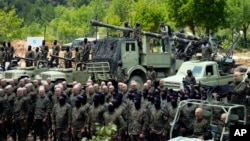 حزب اللہ کے جنگجو لبنان کے جنوبی علاقے میں فوجی تربیت میں مصروف ہیں۔