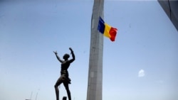 Le drapeau tchadien est en berne sur la Place de la Nation à N'Djamena, Tchad, le 26 avril 2021. 