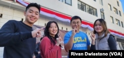 Sejumlah pemilih muda usai melaksanakan hak pilih dalam Pemilu 2024 di TPSLN Los Angeles, Sabtu, 10 Februari 2024. (Foto: Rivan Dwiastono/VOA)