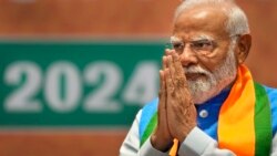 Perdana Menteri India Narendra Modi memberikan salam saat pembukaan manifesto pemilu partai nasionalis Hindu Bharatiya Janata di New Delhi, India, 14 April 2024. (Foto: AP)