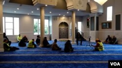 Jemaah masjid Indonesia At Thohir di Los Angeles, California tengah mendengarkan ceramah (dok: VOA)