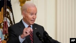 El presidente Joe Biden habla durante una Cumbre Empresarial de Mujeres de la SBA en el Salón Este de la Casa Blanca, el lunes 27 de marzo de 2023, en Washington. (Foto AP/Alex Brandon)