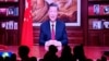 2023 年 12 月 31 日，人们在一家餐厅吃晚饭，屏幕上播放着中国国家主席习近平在北京发表新年讲话的画面。(法新社)