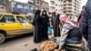 Seorang penjual truffle berbincang dengan pelanggan di sebuah pasar di Raqa, Suriah, pada 14 Maret 2023. Sebanyak 14 pencari truffle tewas akibat ledakan ranjau darat yang ditanam ISIS di gurun di Raqa. (Foto: AFP/Delil Souleiman)