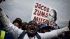 FILE -Pendukung partai Aliansi Demokratik (DA) memegang plakat bertuliskan "Jacob Zuma harus pergi" saat unjuk rasa melawan presiden Afrika Selatan Jacob Zuma di Johannesburg, 7 April 2017. (JOHN WESSELS / AFP)