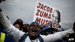 FILE -Pendukung partai Aliansi Demokratik (DA) memegang plakat bertuliskan "Jacob Zuma harus pergi" saat unjuk rasa melawan presiden Afrika Selatan Jacob Zuma di Johannesburg, 7 April 2017. (JOHN WESSELS / AFP)