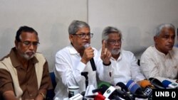 নয়াপল্টনে বিএনপির কেন্দ্রীয় কার্যালয়ে এক সংবাদ সম্মেলনে বক্তব্য রাখছেন বিএনপি মহাসচিব মির্জা ফখরুল ইসলাম আলমগীর। ২৪ জুলাই, ২০২৩। 