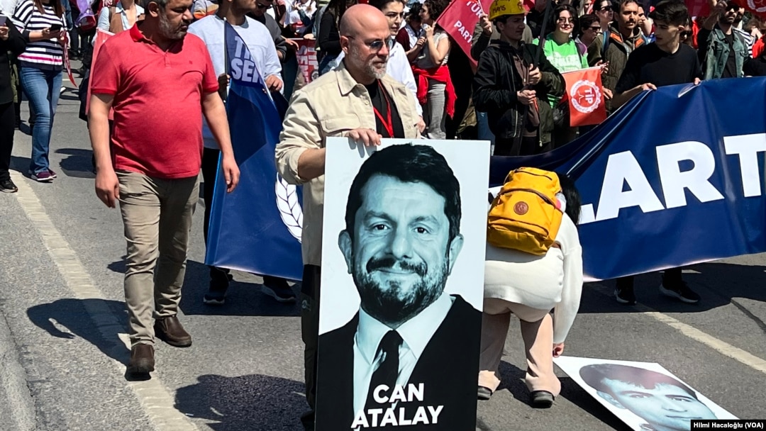 (ARŞİV) Türkiye İşçi Partisi korteji İstanbul'daki 1 Mayıs kutlamalarında Can Atalay'ın pankartıyla yürüdü