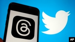 Logo aplikasi baru milik Meta, Thread, dan logo Twitter. Twitter mengancam akan memperkarakan perusahaan induk Instagram, Meta, atas aplikasi Threads berbasis teks terbaru. (Foto: AP)