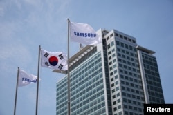 Bendera dengan logo Samsung Electronics di kantor pusat Samsung Electronics di Suwon, Korea Selatan, 13 Juni 2023. (REUTERS/Kim Hong-Ji)