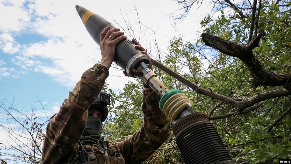 Український солдат з мінометом біля Бахмута в Донецькій області.13 липня 2023 р.