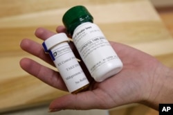 Botol pil aborsi mifepristone, kiri, dan misoprostol, kanan, 22 September 2010. (Foto: AP)