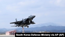  အမေရိကန် နဲ့ တောင်ကိုရီးယား ပူးတွဲစစ်ရေးလေ့ကျင့်မှုအတွင်း တောင်ကိုရီးယားတိုက်လေယာဉ်တစီးကိုတွေ့ရစဉ် (ဖေဖော်ဝါရီ ၂၃၊ ၂၀၂၄)