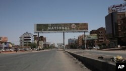 Prazna ulica u Kartumu u Sudanu, 18. aprila 2023. (AP Photo/Marwan Ali)