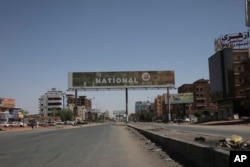Se ve una avenida desierta en Jartum, Sudán, 18 de abril de 2023.