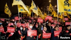 Aksi protes para dokter di depan Kantor Kepresidenan di Seoul, Korea Selatan, 22 Februari 2024. (REUTERS/Kim Soo-Hyeon)