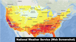 Красным цветом на карте NWS отмечены регионы с сильной жарой, пурпурным цветом — с экстремальной жарой.