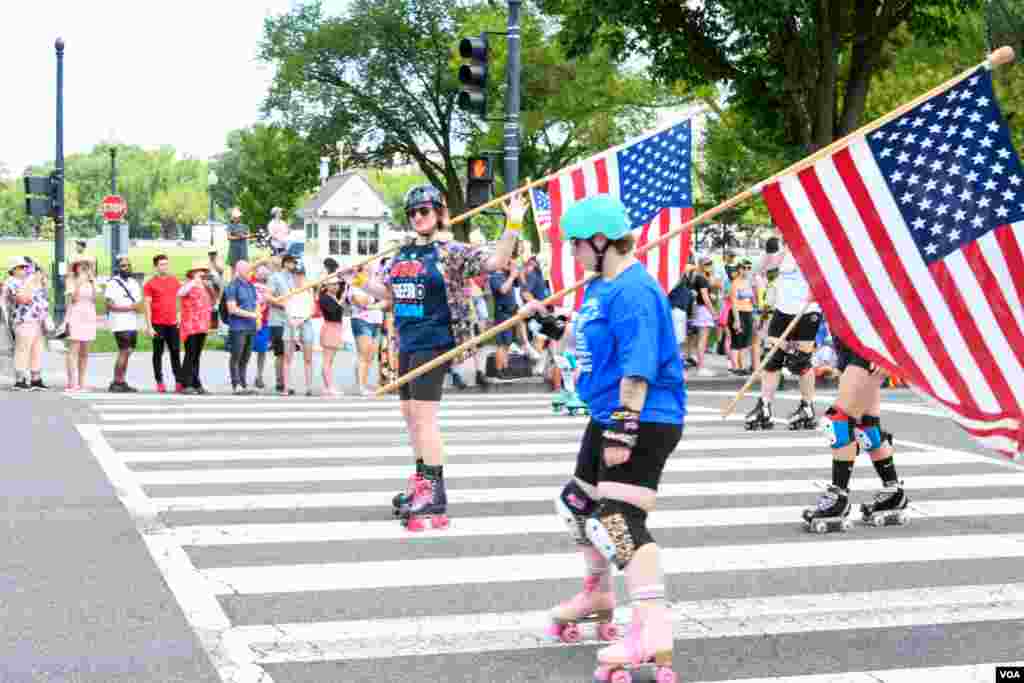 Los estadounidenses muestran su patriotismo portando banderas en las calles de Washington.