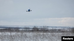 Một máy bay không người lái (drone) được nhìn thấy đang bay tại địa điểm huấn luyện của Tiểu đoàn Drone tấn công "Achilles" thuộc Lữ đoàn tấn công Riêng biệt 92 của Lực lượng vũ trang Ukraine, tại một địa điểm không được tiết lộ ở vùng Donetsk , Ukraine, ngày 6 tháng 2 năm 2024.