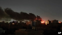 Asap tampak mengepul di langit Kota Khartoum, Sudan, akibat serangan yang terjadi dalam pertempuran pada 16 April 2023. (Foto: AP/Abdullah Moneim)