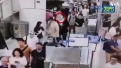 中国海关抓获将一百多条蛇藏在裤子口袋企图走私的男子 