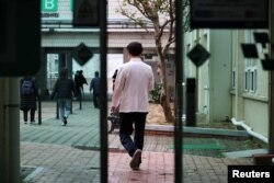 Seorang pekerja medis berjalan di Rumah Sakit Universitas Nasional Pusan di Busan, Korea Selatan, 21 Februari 2024. (REUTERS/Kim Hong-Ji)