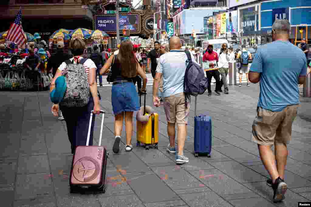 Los viajeros caminan con sus maletas antes del esperado fin de semana festivo por el Día del Trabajo en la ciudad de Nueva York, EEUU.