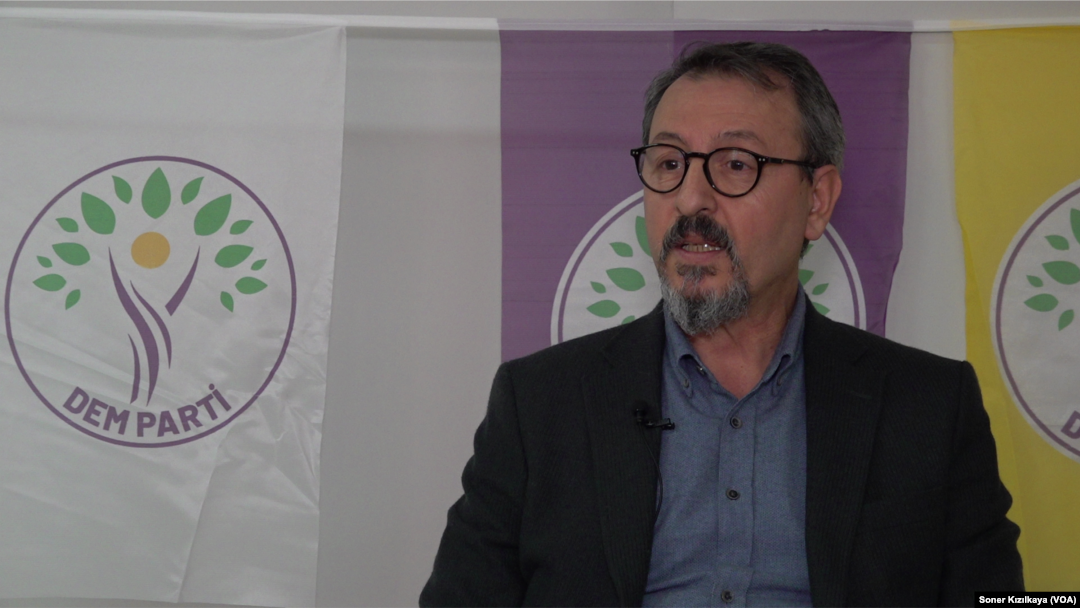 İzmir’de 12 ilçede seçimin kaderini değiştirebilecek güçte olduklarını belirten DEM Parti İzmir il eş başkanı Mehmet Kuruş, “kaybettiren parti” olmak istemediklerini söyledi.