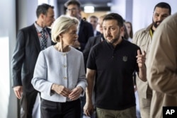 Ursula Von der Leyen, predsjednica Evropske komisije, lijevo, šeta sa ukrajinskim predsjednikom Volodimirom Zelenskim na Samitu o miru u Ukrajini, u ljetovalištu Buergenstock, Švicarska, 16. juna 2024. (Michael Buholzer/Keystone preko AP)