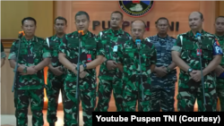 Komandan Pusat Polisi Militer (Danpuspom) TNI Marsda Agung Handoko (paling kanan) bersama jajaran TNI menggelar konferensi pers di Mabes TNI Cilangkap, Jakarta Timur, Jumat (28/7/2023). (Foto: Tngkapan Layar Youtube Puspen TNI)