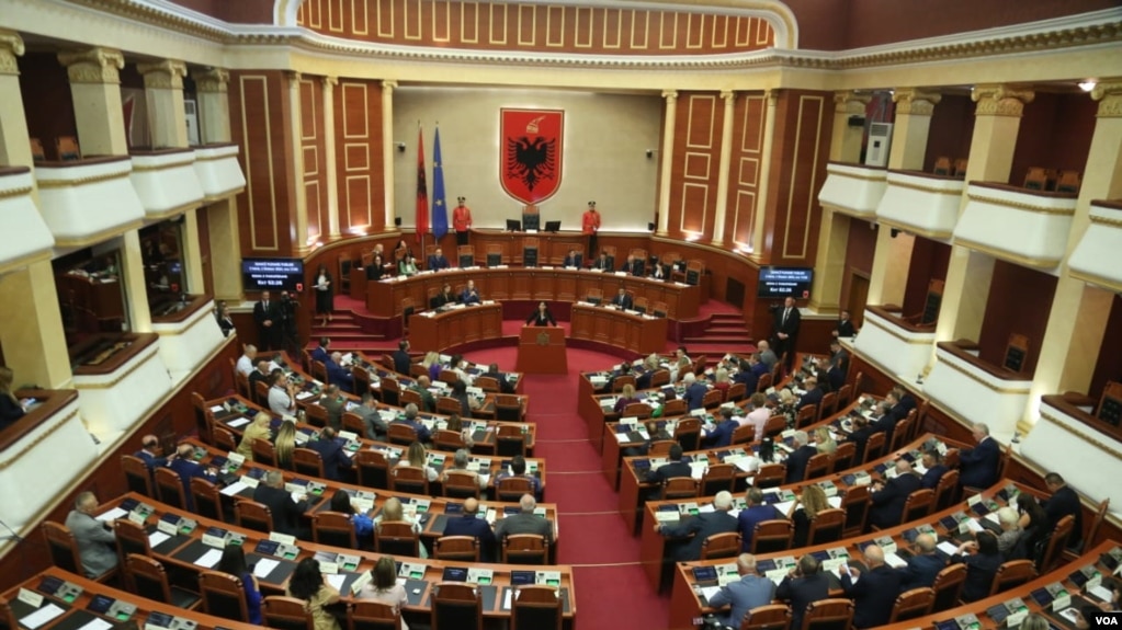 Shqipëri, nis sesioni i ri parlamentar, opozita mosbesuese ndaj thirrjeve të shumicës për bashkëpunim