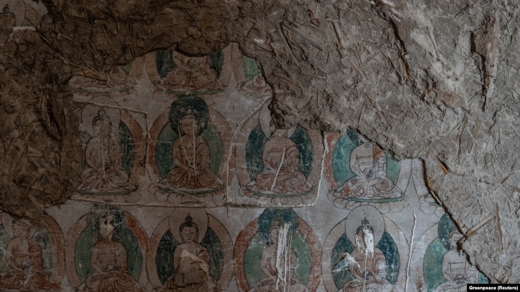 中国甘肃张掖市马蹄寺石窟群的壁画古迹。（2023年4月27日）(photo:VOA)