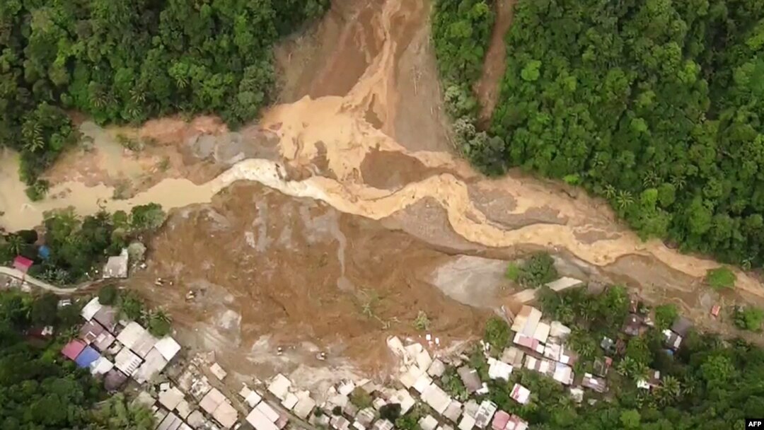 Tanah longsor di provinsi Davao de Oro, pulau Mindanao, Filipina selatan, dari tangkapan layar rekaman video udara AFPTV, 7 Februari 2024.