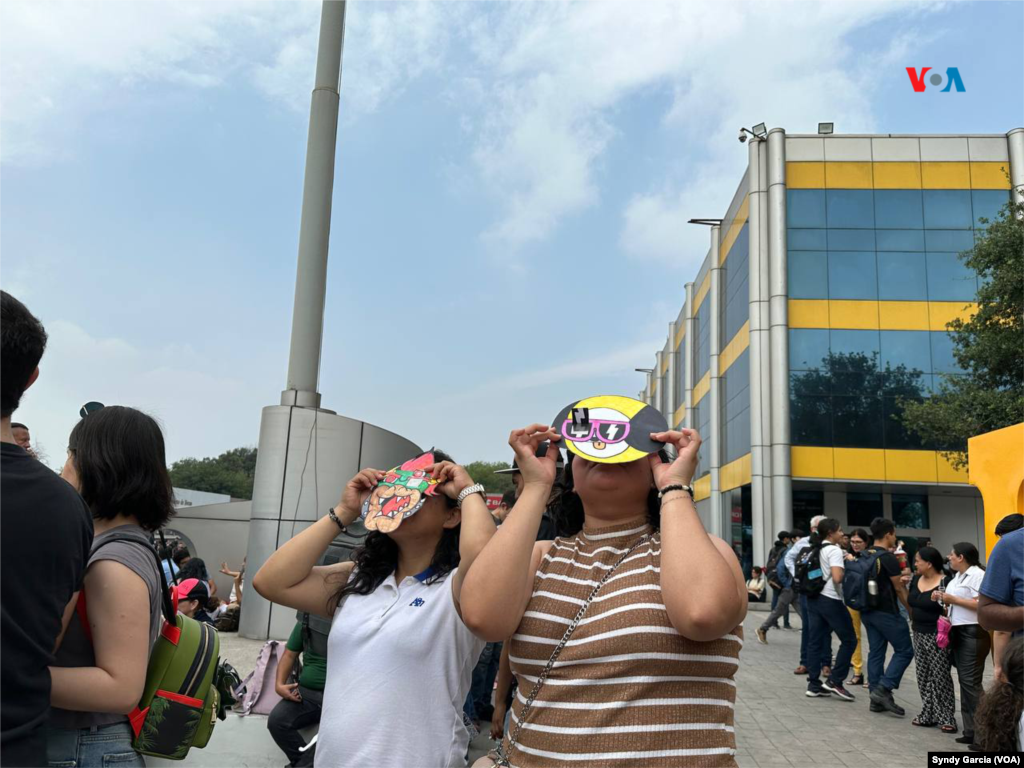 Se organizó una concentración en la que la universidad mexicana solicitó a los asistentes llevar máscaras con diseños creativos para posteriormente dotarles de filtros solares certificados y observar el eclipse de sol.
