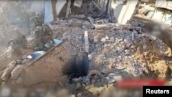 ইসরাইলি সেনা গাজার শিফা হাসপাতালের নিচে তাদের বর্ণনায় ফিলিস্তিনি জঙ্গিদের নির্মিত টানেলের ভিডিও প্রকাশ করেছে। ইসরাইল ডিফেন্স ফোর্সেস-এর হ্যান্ড আউট। ১৯ নভেম্বর ২০২৩। 